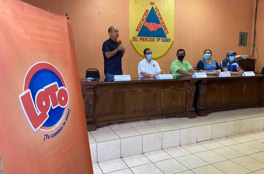 Escolares del Mercado San Isidro estrenan aula tecnológica donada por Loto