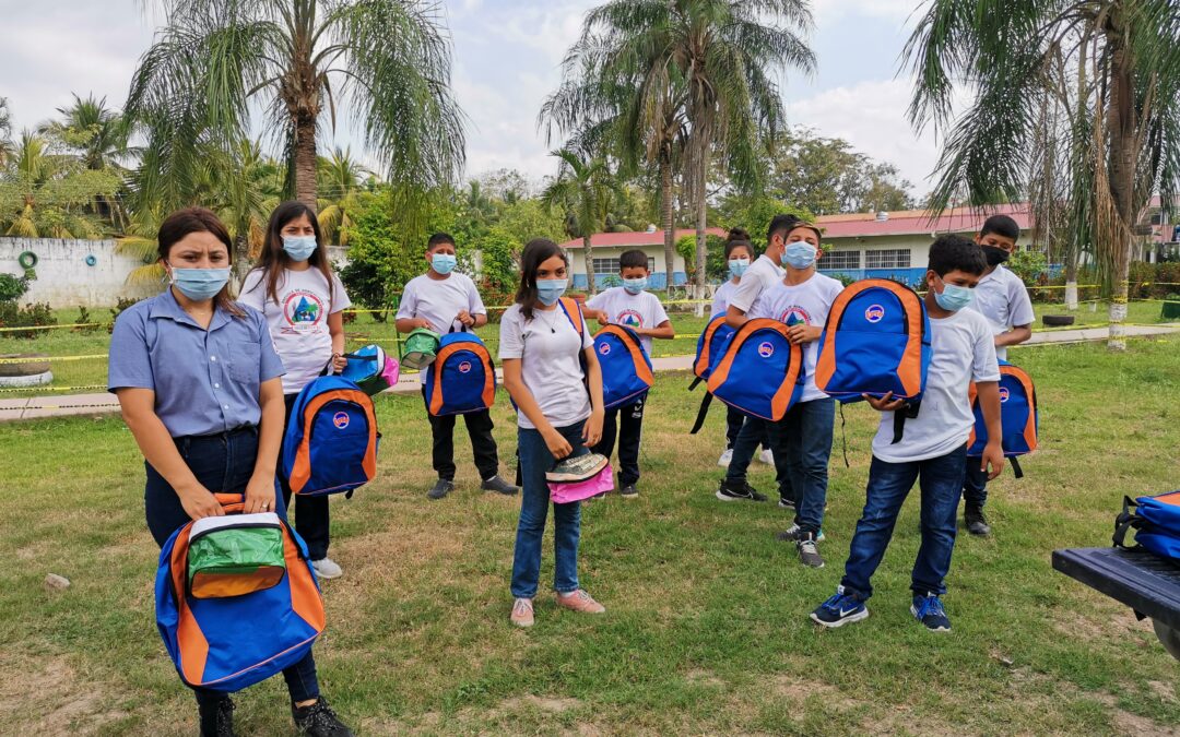 Entrega de Útiles Escolares a Niños de Escuela en Choloma