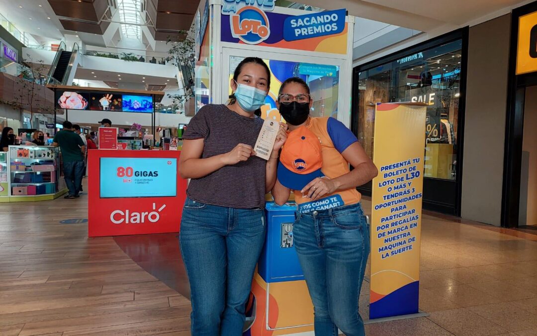 Jugadores disfrutan sacando su suerte con Loto en Centros Comerciales