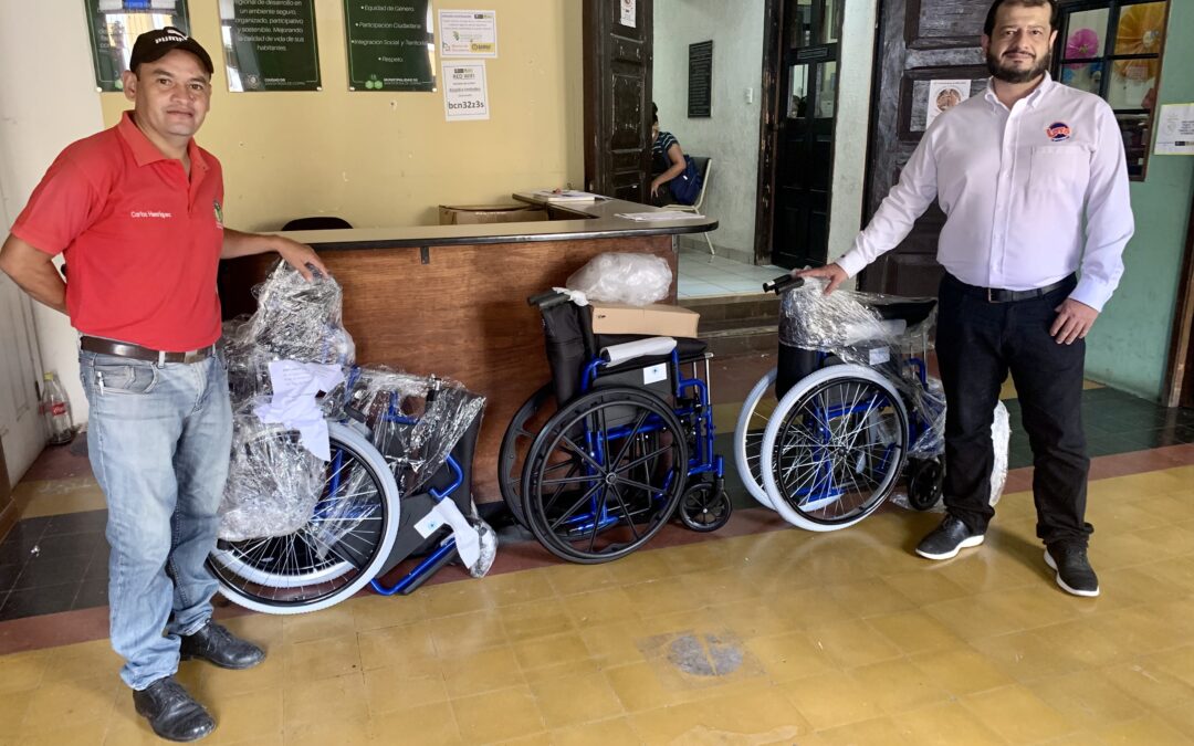 Loto lleva donación de sillas de rueda al occidente de Honduras