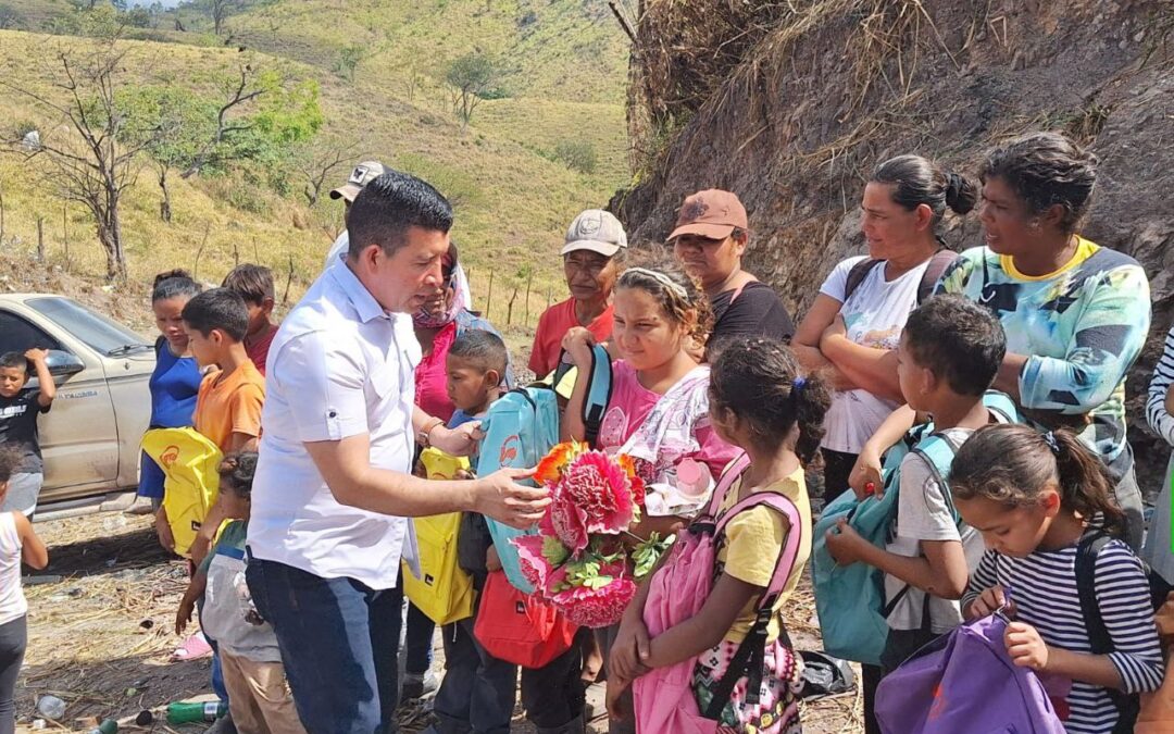 En apoyo a la educación y a la niñez Loto lleva mochilas y útiles al crematorio en Juticalpa 