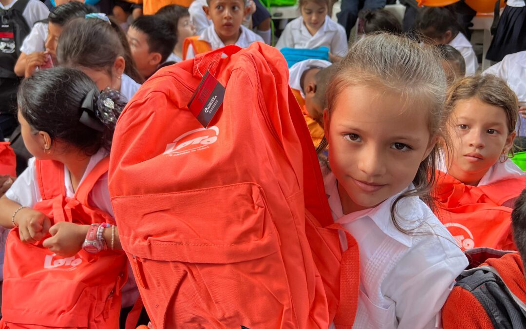 Loto impulsa el futuro de honduras, entregando mochilas y útiles escolares a estudiantes en la zona norte