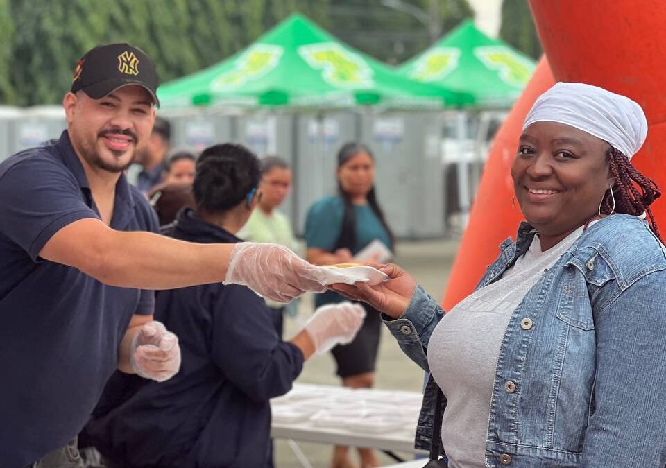 ¡Solidaridad en navidad! LOTO entrega 1,000 tamales en alianza con la fundación voces de esperanza