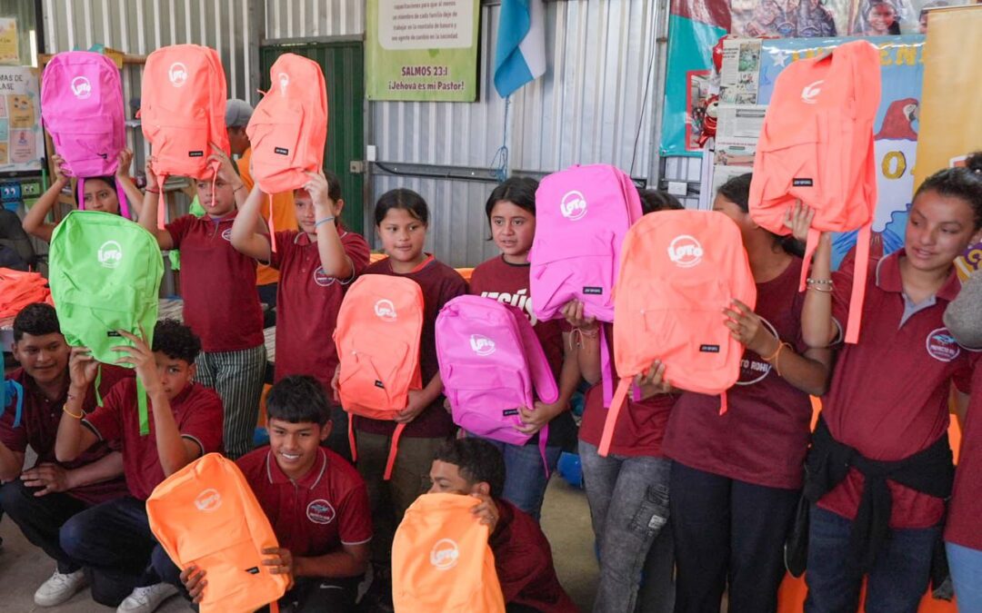 Loto entrega 200 mochilas escolares a niños del Proyecto ROHI en Tegucigalpa